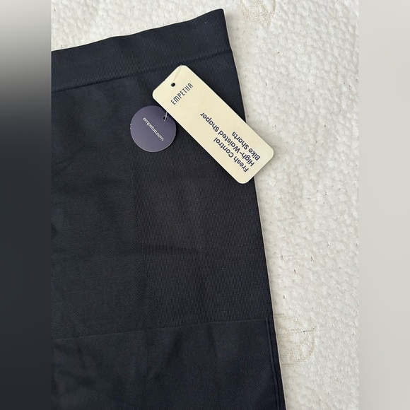 ✨NWT✨Women's High-Waisted Shaper Biker Shorts- Size Large - Picture 4 of 4